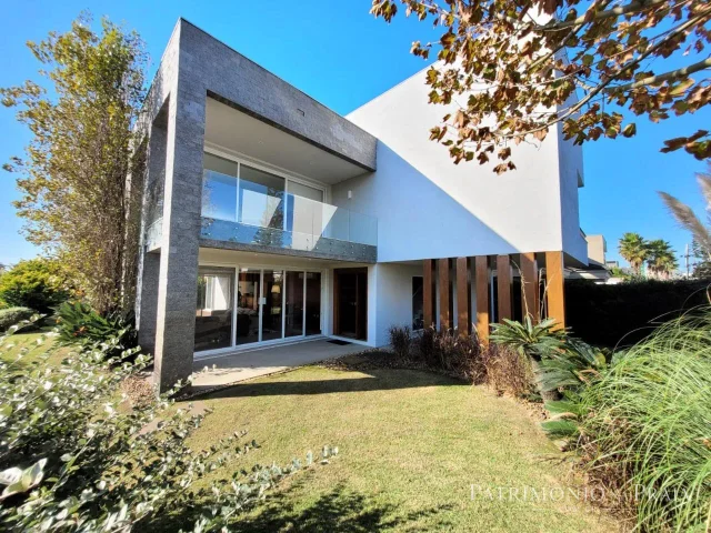 Casa em condomínio à venda em Condomínio La Plage, Xangri-Lá