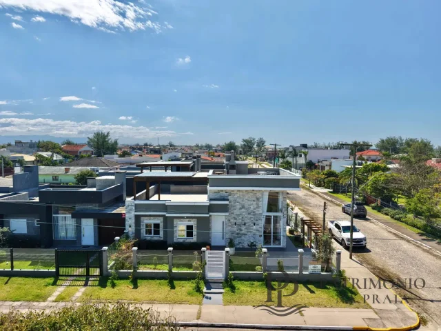 CASA DE ALTO PADRÃO À VENDA em Praia Zona Norte, Capão da Canoa